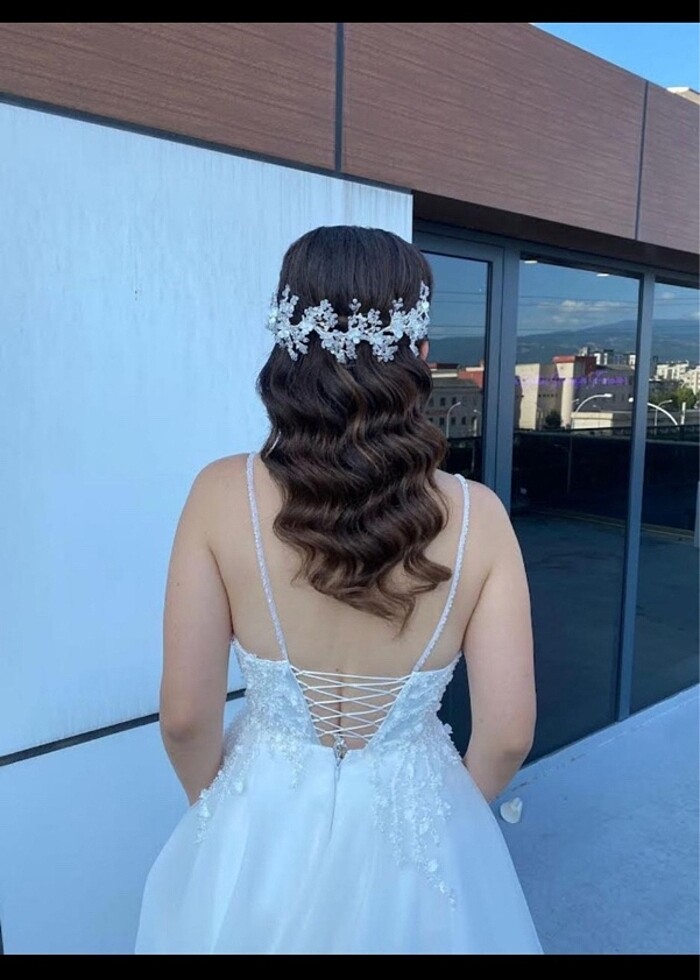 Çiçek işlemeli zarif ip askı gelinlik - Görsel 4