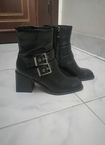 36 Beden Stradivarius topuklu bot
