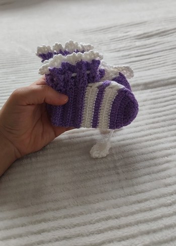 Mor ve Beyaz Örgü Kız Bebek Patik - Görsel 2