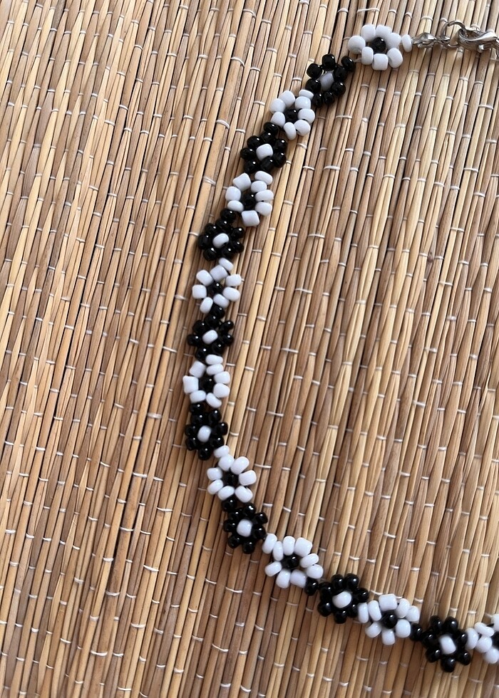 Siyah beyaz papatya kolye - Görsel 2