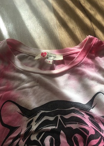 Pembe Batik Desenli Kolsuz Kız Tişörtü - Görsel 2