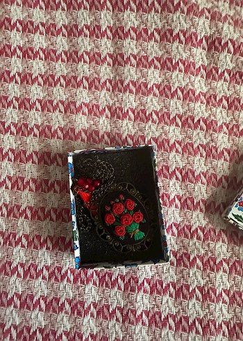 Bordo Nakışlı ve Boncuklu Retro Broş