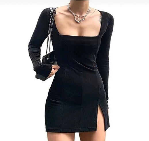 Siyah yırtmaç detaylı kadife elbise