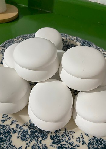 Beyaz Yuvarlak Kapağı Olan Mumlar - Görsel 2