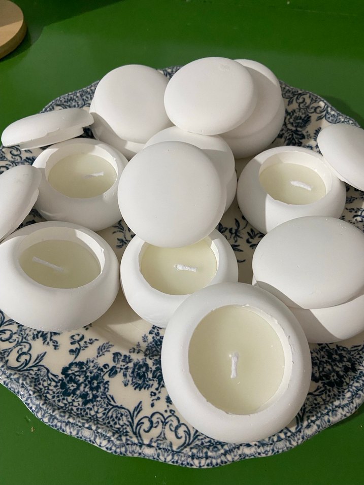 Beyaz Yuvarlak Kapağı Olan Mumlar - Görsel 3