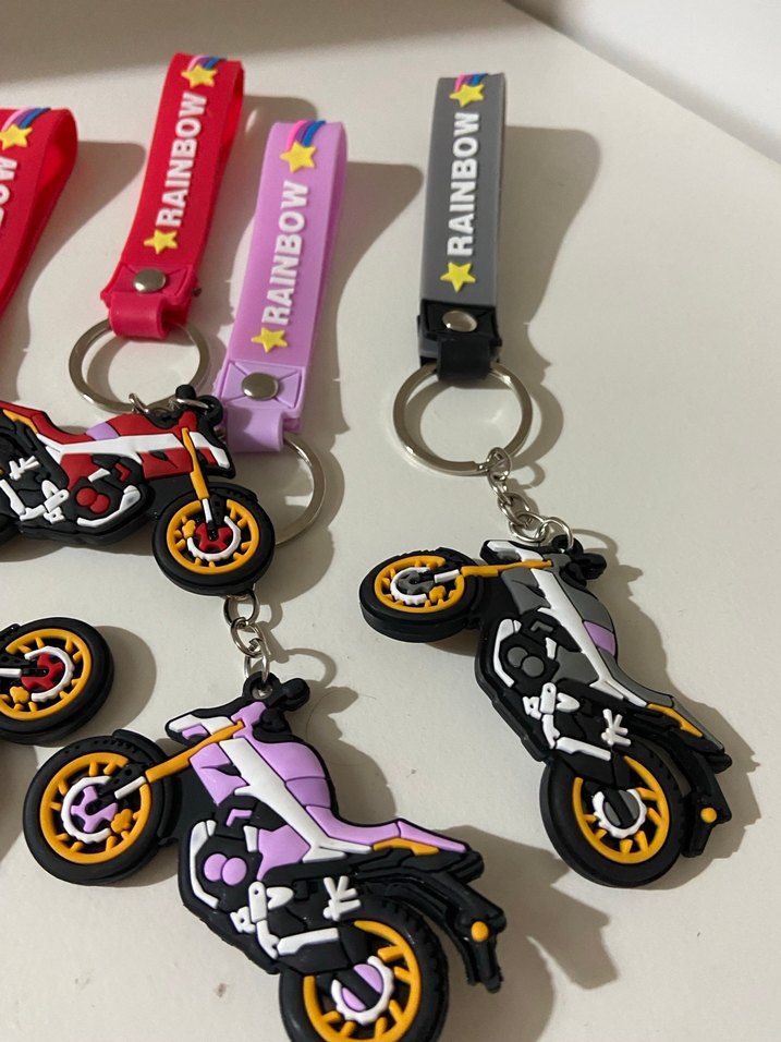 Renkli Zincir Detaylı Motosiklet Anahtarlık - Görsel 3