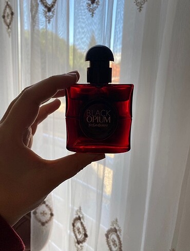 Beden Yves Saint Laurent - Black Opium Over Red