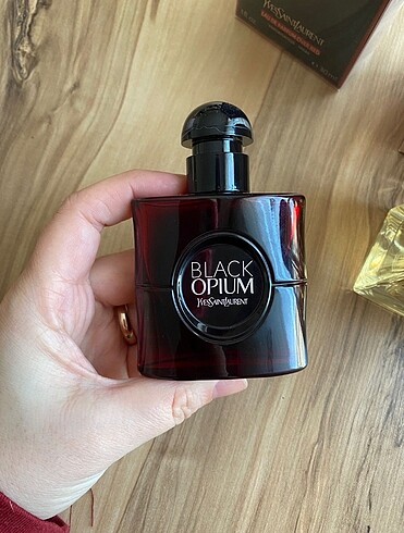 Yves Saint Laurent - Black Opium Over Red