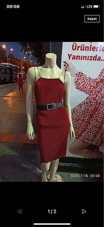 Kırmızı askılı elbise