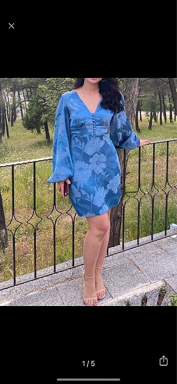 Mavi saten elbise