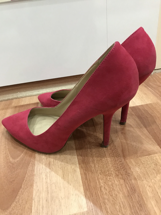 Zara sağdece ökçelerinde biraz aşınma var
