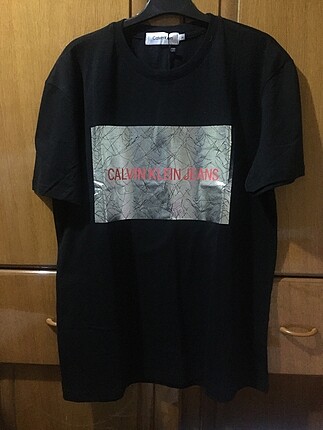 Calvin Klein gümüş baskılı tshirt