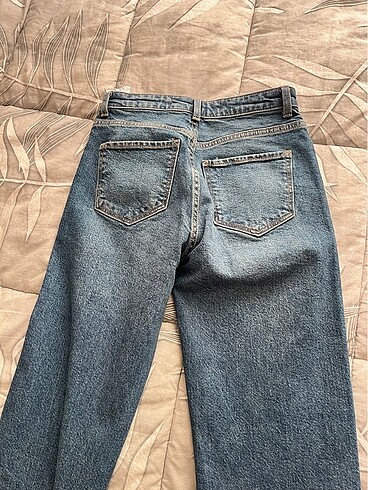 32 Beden mavi Renk BERSHKA jean yırtmaçlı