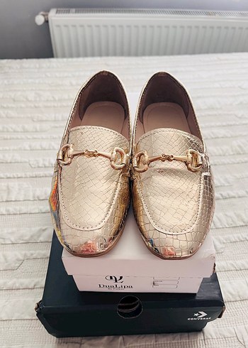 Parlak Altın Renkli Kadın Deri Kemerli Loafer
