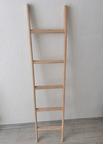 Bej Ahşap Dolap Düzenleyici Merdiven