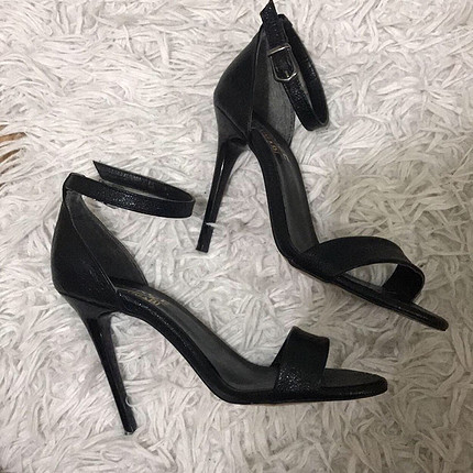İnce topuklu parlak deri stiletto