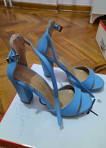 Mavi topuklu ayakkabı