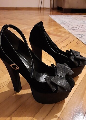 Siyah süet topuklu ayakkabı