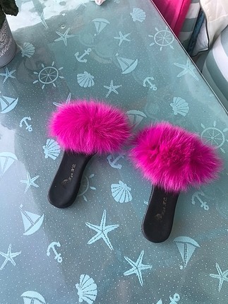 Fuşya renk peluş tüylü terlik 