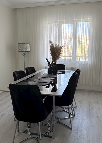 Siyah Sandalyeli Modern Yemek Masası