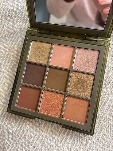 Huda Beauty Huda haze khaki palet