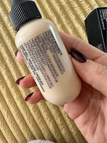  Beden Mac studio radiance face and body