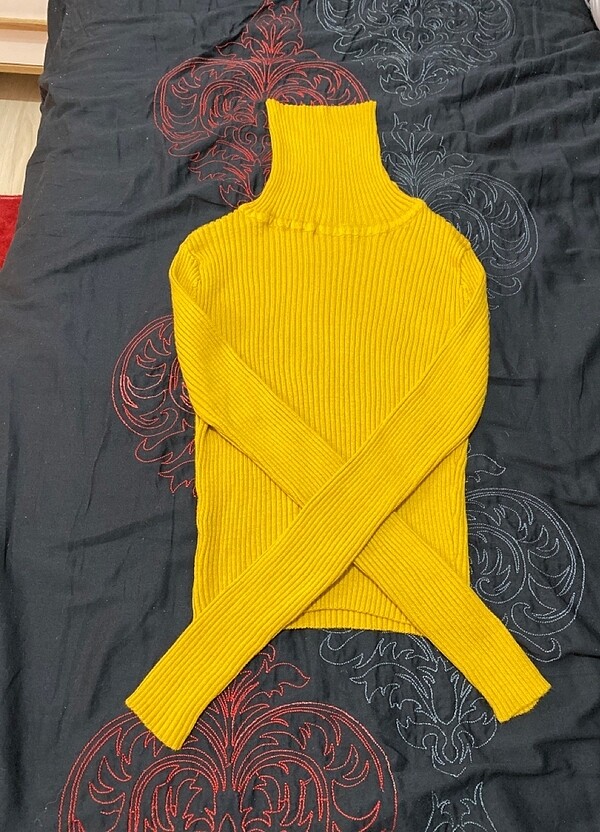 Boğazlı- göbeği açık sarı renk slim fit kazak - Görsel 2