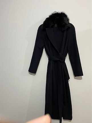 Paltonun yakası gerçek kürktür. - Görsel 2