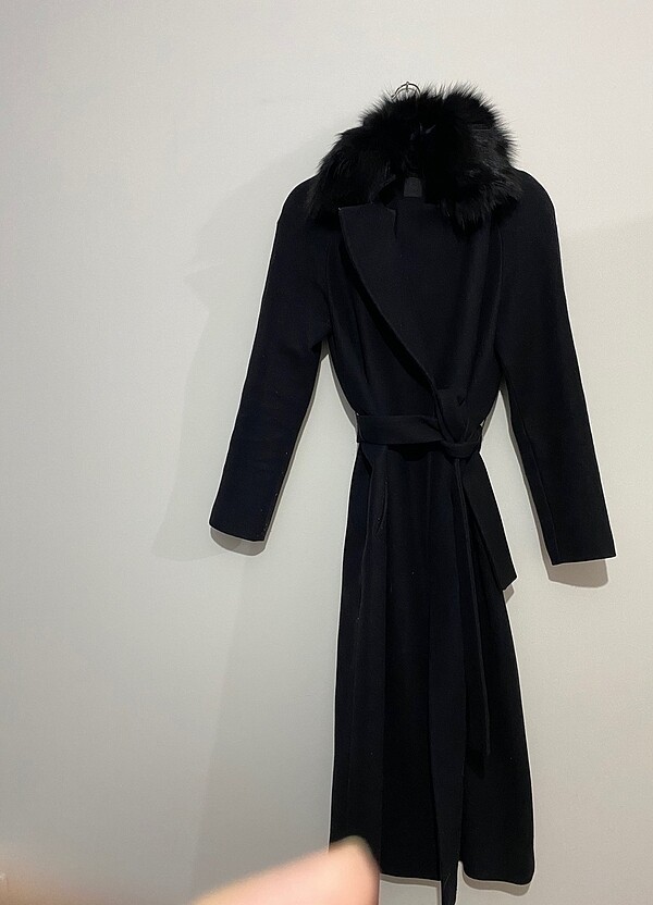 Paltonun yakası gerçek kürktür. - Görsel 2