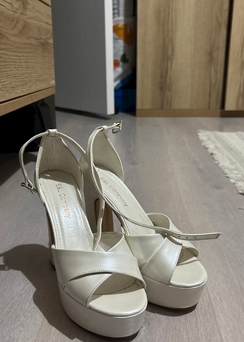 Beyaz Tokalı Stiletto Topuklu Kadın Ayakkabı