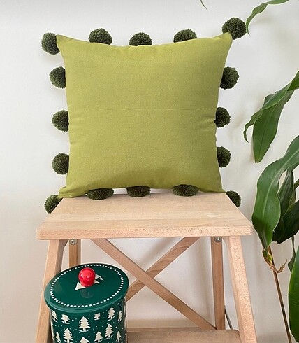 Ponponlu yeşil yastık 43x43