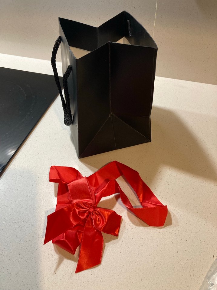 Kırmızı Kurdele ve Siyah Hediye Çantası - Görsel 3