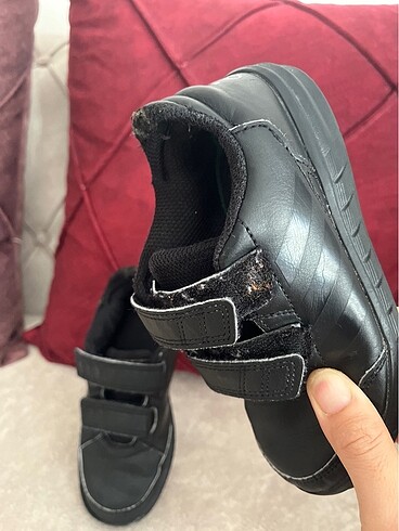 28 Beden siyah Renk Orjinal Adidas spor ayakkabısı