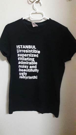 Siyah tisört