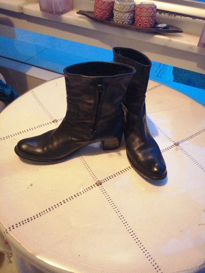 Siyah Deri Tokalı Kadın Bot - Görsel 2