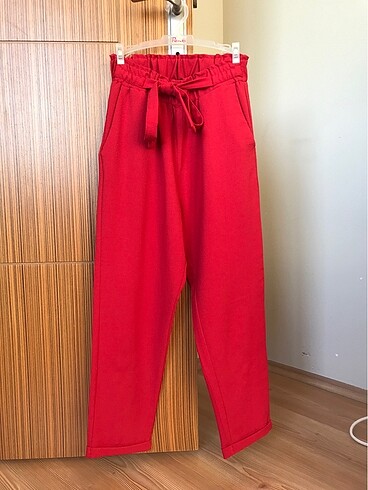Kırmızı kumaş pantolon