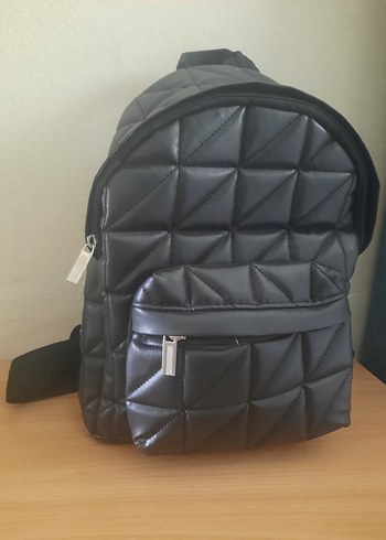 Zara Kadın Siyah Deri Tokalı Sırt Çantası