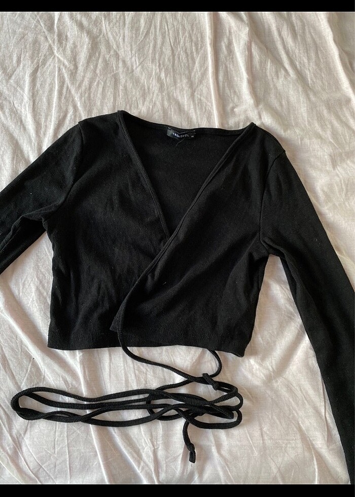 Terendyol Siyah Bağlamalı Crop - Görsel 2