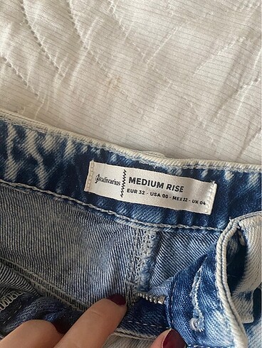 xs Beden mavi Renk Stradivarius Medium Rise Ripped Mini Şort