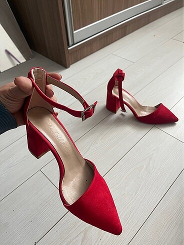 Pelinin Ayakkabıları Kırmızı Stiletto