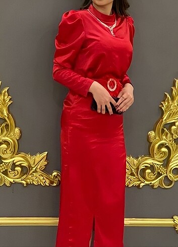 Kırmızı elbise 