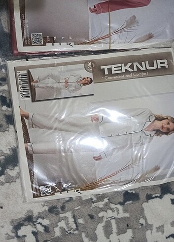 m Beden beyaz Renk Saten pijama takımı sıfır ürün kullanılmamış kusursuz