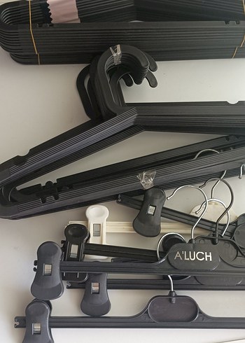 Ikea Siyah Plastik Askılar Seti..paketi 50 tl.