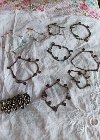 Accessorize Zincirli aparatlı ve cam boncuklu hal hallar.adet fiyatı 20 TL.