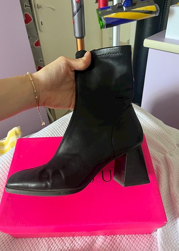 Stradivarius Siyah Deri Topuklu Gotik Kadın Bot