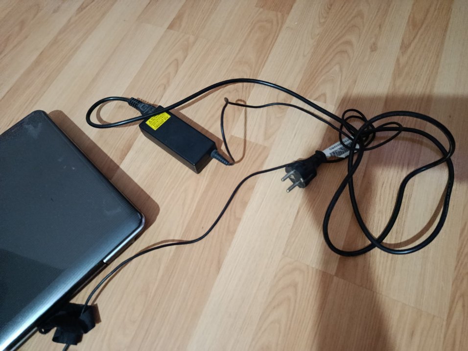 Siyah Toshiba Dizüstü Bilgisayar - Görsel 2