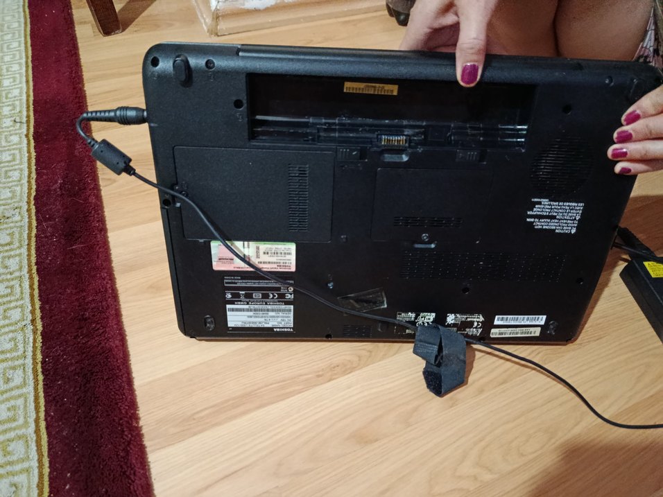 Siyah Toshiba Dizüstü Bilgisayar - Görsel 3