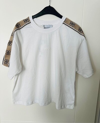 m Beden Guess tshirt