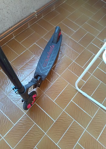 Siyah Çocuk Scooter'ı Kırmızı Tekerlekli - Görsel 2