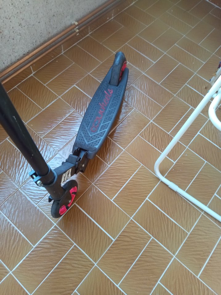 Siyah Çocuk Scooter'ı Kırmızı Tekerlekli - Görsel 2